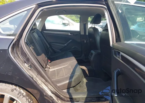 2017 Volkswagen Passat 1.8T R-Line z USA, uszkodzony, nr VIN 1VWDT7A30HC063908